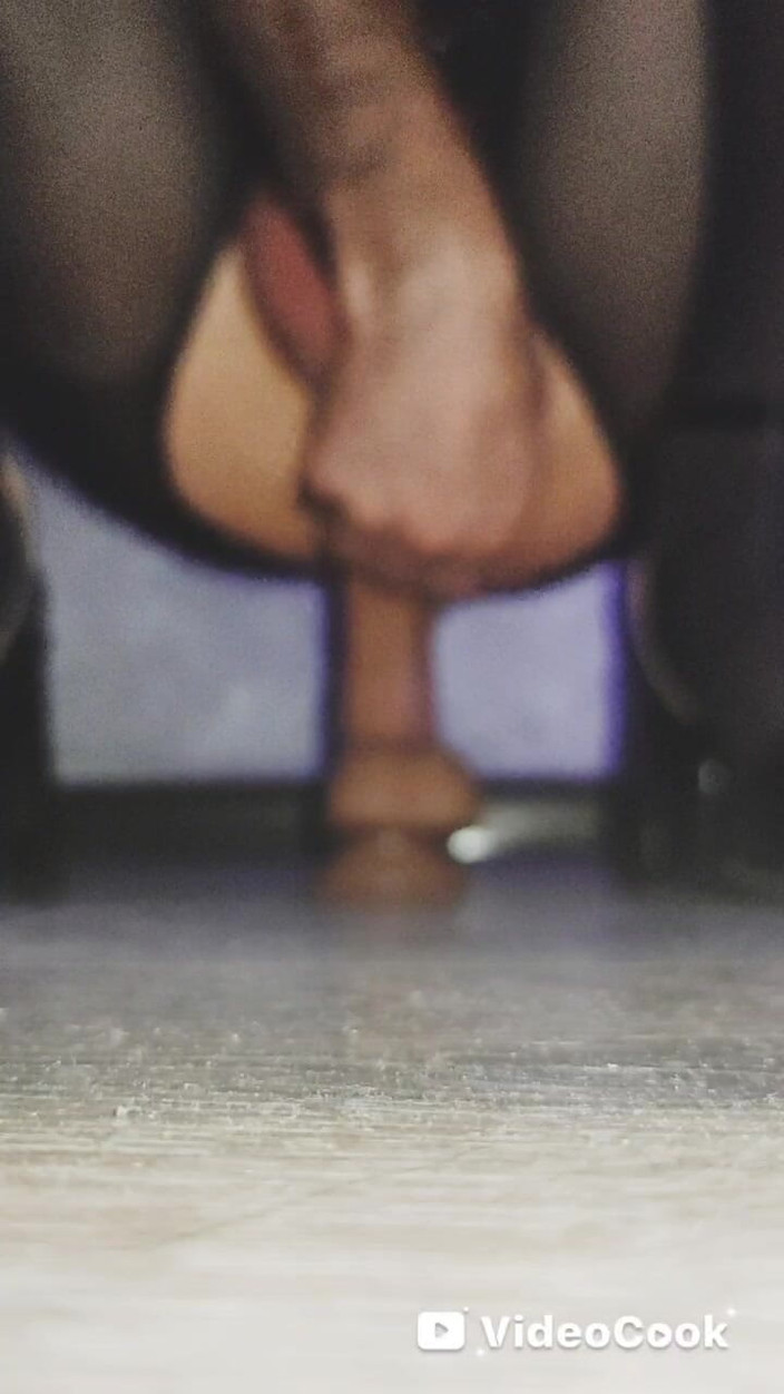 Lana Cross: Keren Sendiri