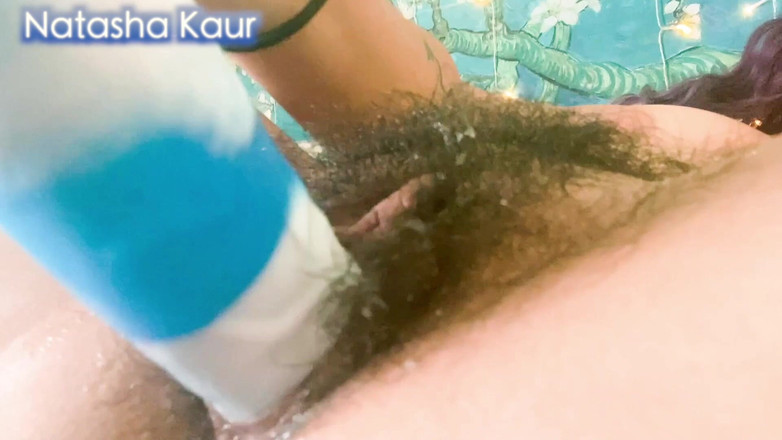 Natasha Kaur: Orgasme berbilang melancap dengan dildo besar