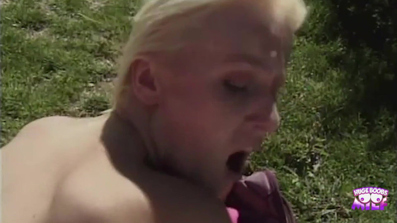 Huge Boobs MILF: Hubená blonďatá děvka říká, že nemůže milovat svého muže, ale může ho...