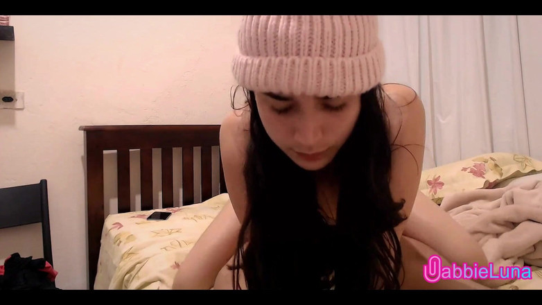 Gabbie Luna: Genç kız rahat bir şekilde oturuyor ve orgazm olana kadar inliyor! (Gabbie...