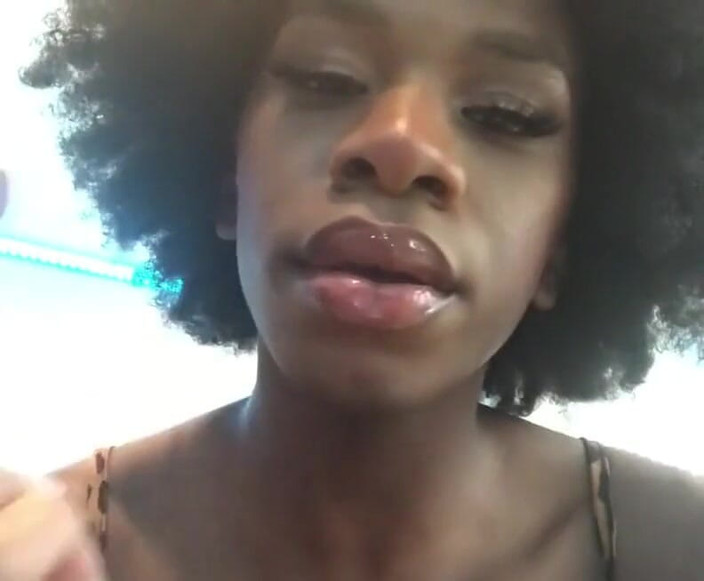 AJ180: Aj180 lucida le sue grandi labbra succose