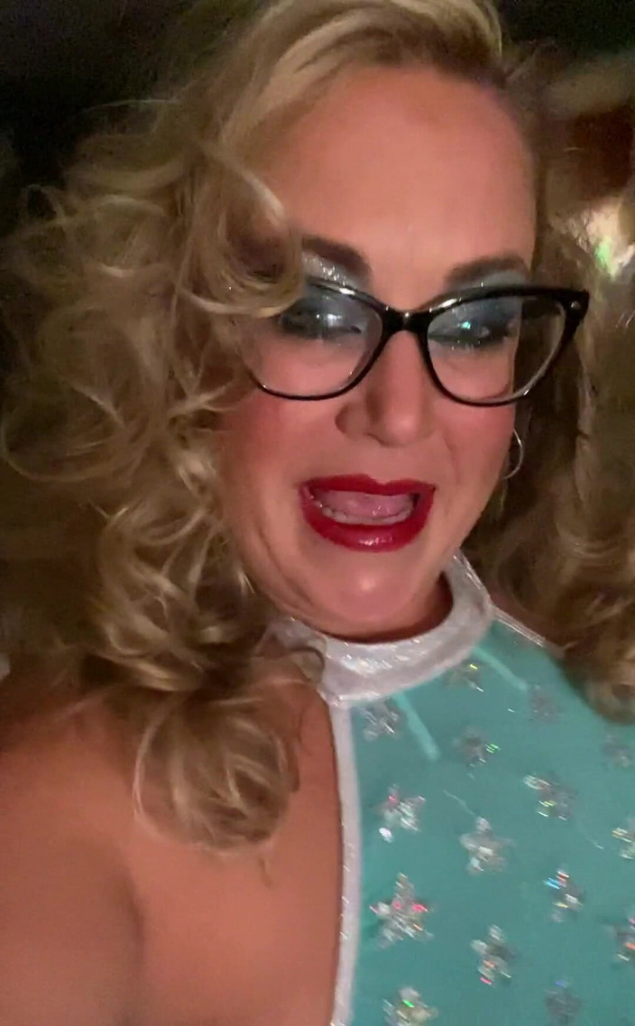 Lily Bay: Geburtstagskind! Ich werde versuchen, nicht zu glücklich zu werden, bevor...