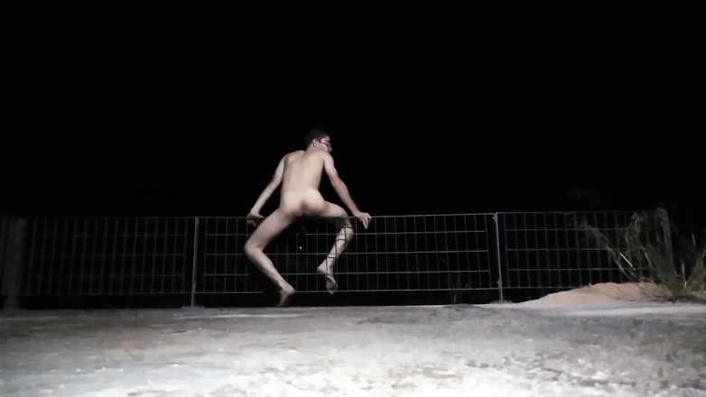 Dan Eagle: Thoát y và chơi với đi tiểu ở nơi công cộng