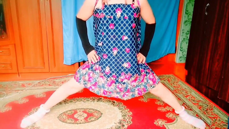 Kitty_Cross: Adorável beleza trans vestindo colar de pérolas longas brincando