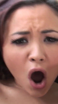 Doğal memeli Kita Zen Asyalı genç kız derin sakso çekiyor ve kancalarla sikişiyor