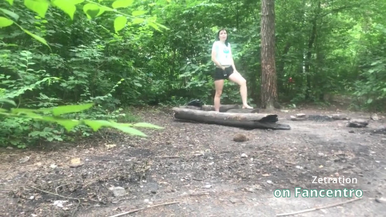 Zetration: Dia lagi asik muasin memeknya tante seksi rambut cokelat di...