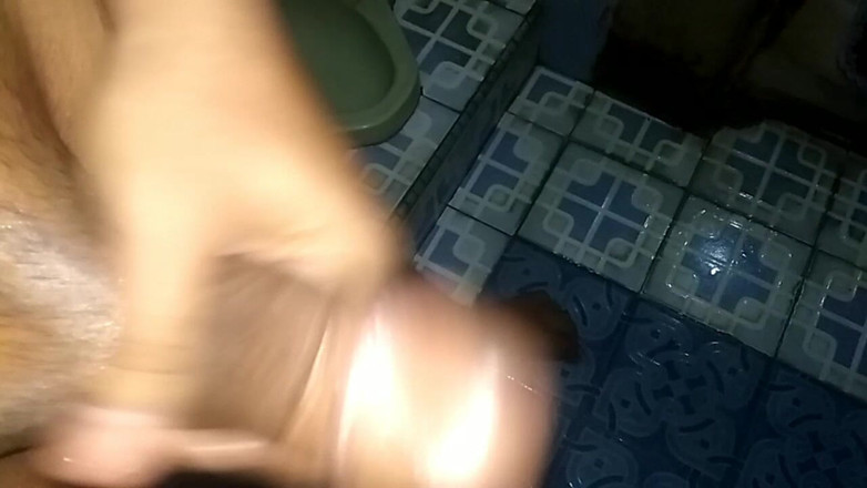 Ferdygege: Um einen handjob mit Babyöl zu machen, während ihr freund...