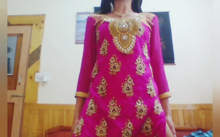 Bolly Karma: सुंदर milf(चोदने लायक मम्मी) बड़े काले लंड वाले अपने सौतेले भाई के साथ