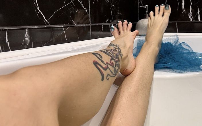 Julia domaina: Mes longues jambes tatouées poilues et minces