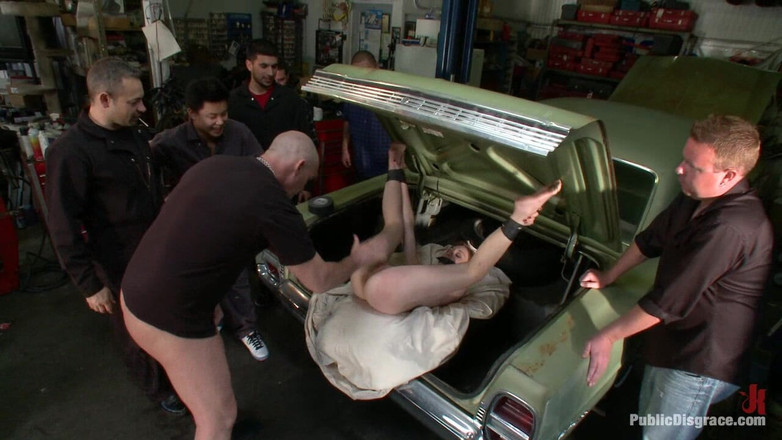 Public Disgrace by Kink: क्या आप जानते हैं कि आपकी सौतेली बेटी कहां है?