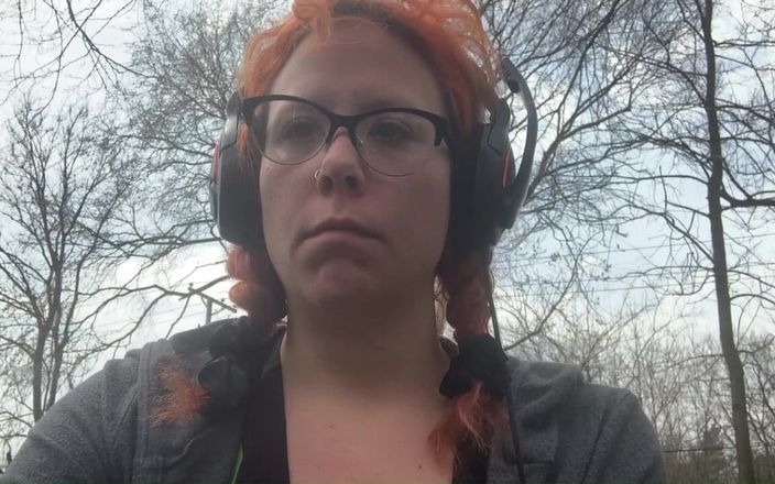 Deanna deadly: Velké zívky, zatímco sedí venku