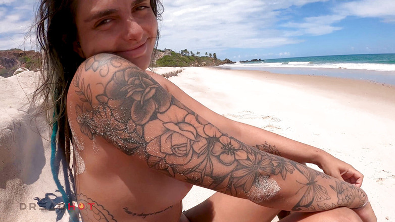 Dread Hot: Młoda para rucha się na plaży nagości