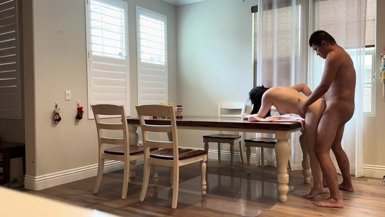 SquishMallow3328: मेरे दोस्त की पत्नी को भोजन की मेज पर चोदो जबकि वह शहर से बाहर है