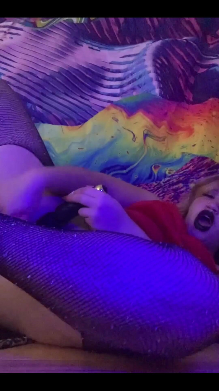 Eros Valentine: Éjaculations non-stop et pipes avec un gode