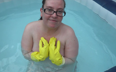 Littlevixen: Naked rubber gloves fetish in the hot tub