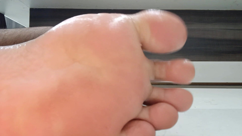 Fetish guys: 轻轻抹油我的脚 - 恋物癖剪辑 #2