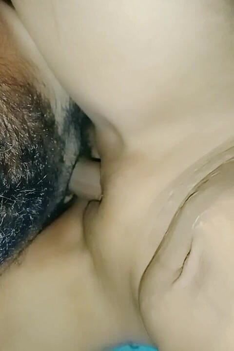 Outdoor header 15: 我的妻子也吮吸了我的牛奶和土地，热辣的印度妻子印度女孩和我的妻子说不要把水滴在她的嘴里。