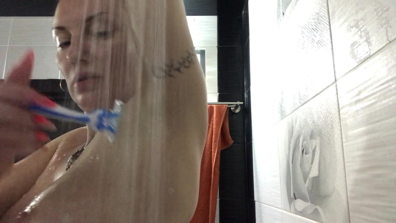 BadAssBitch: La milf swxy si rade le ascelle nella doccia parte 2