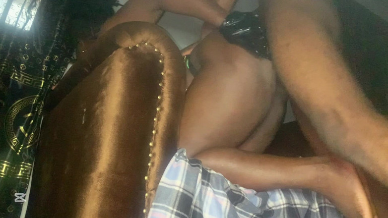 Nastyherrishome: Svart sexig hushjälp fångade mig naken och hjälpte till med...