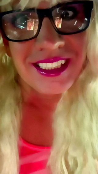 CindieLove: Pantaloni scurți scurți sexy cu vibrator anal cu fată transsexuală...