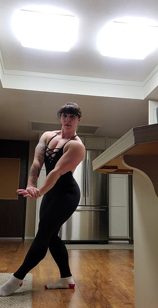 Ecko Belle: Czasami, kiedy się sprężę, wyobrażam sobie, że pozwalam ci dotknąć szczytu...