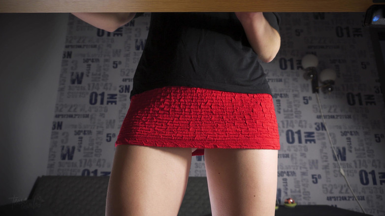 Teasecombo 4K: Pod spódnicą białe majtki migające od przodu