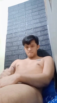 Twink asiatico arrapato lavora il suo cazzo duro finché non viene
