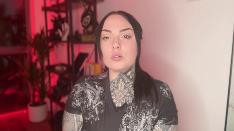 Miss Valentina: Không xứng đáng với nô lệ trong nhà vệ sinh