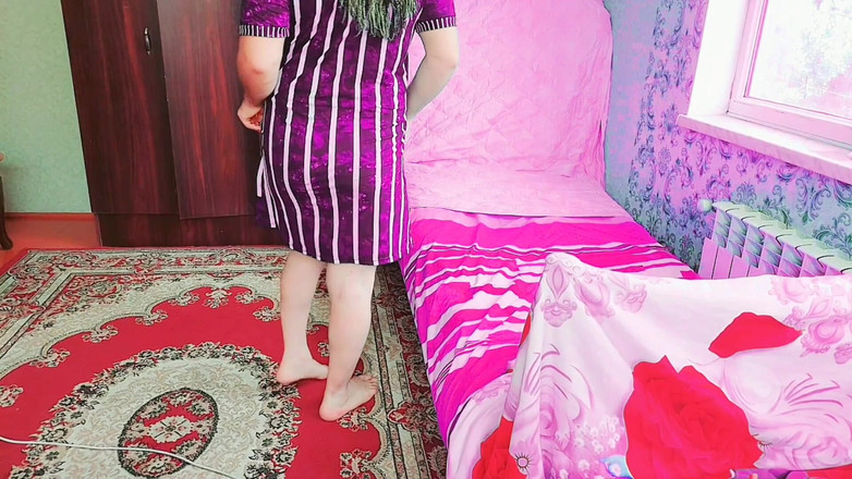 Kitty_Cross: 팬시 도자기 컵에서 장난 꾸며진 Sissy를 마시는 차