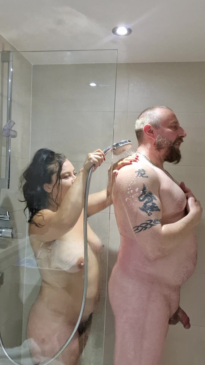 ChristinaSantes: Shower