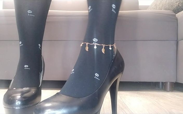 Monica Nylon: Фут-фетиш, черный нейлон и высокие каблуки