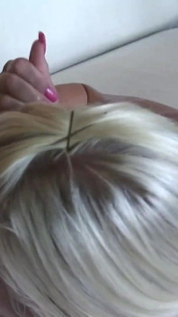 Sarışın genç kız büyük yarağını emmeyi seviyor