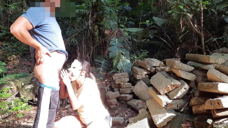 Novinha Insaciavel: Puttana nel cespuglio paga pompino e dà all'ano 10 dollari