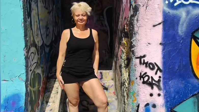 Sofy13: 你想在众目睽睽之下带我走上这些楼梯