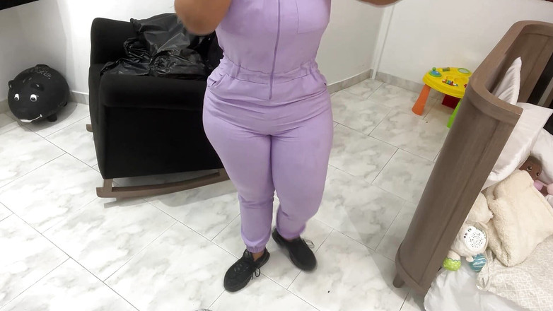 Katrina4deluxe: 服を着ている間に官能的なメイドを捕まえる