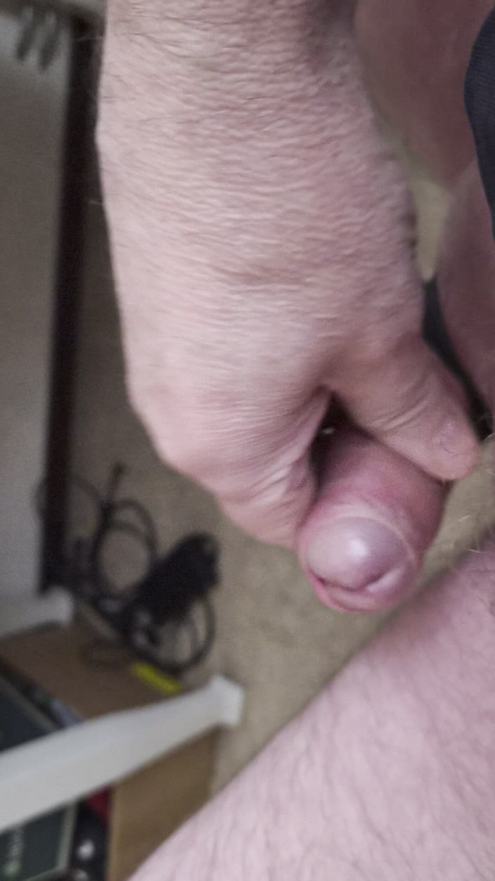 Pellefnatt: Mon ami s’assoit sur une chaise et se branle la...