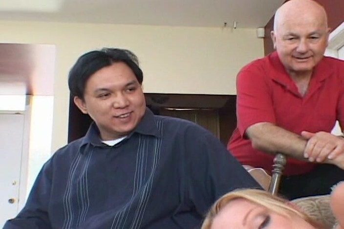 Vintage Babes: Betrügende blondine lässt ihren cuckold-ehemann zuschauen, wie sie spaß mit...