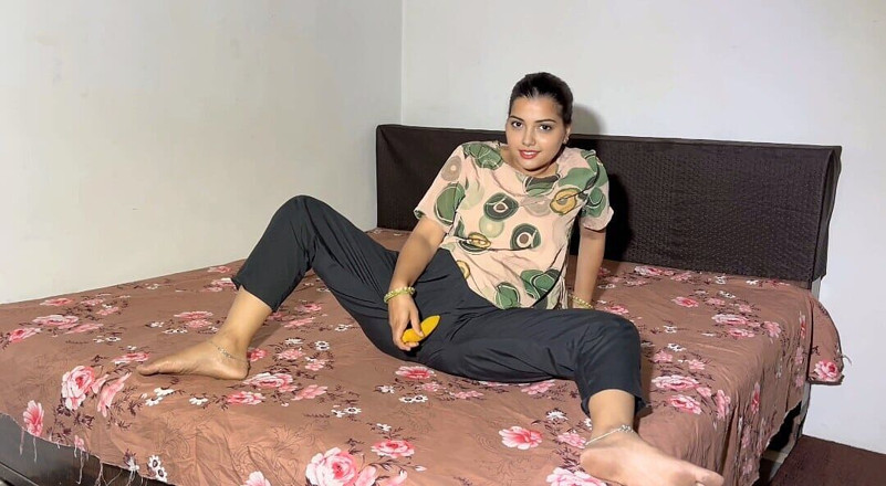 MumbaiBoy: ديسي تشاتشي اللعنة الشرجية جاءت تشاتشي إلى الغرفة وخلعت ملابسها. طلبت من ابن زوجها أن ينيكها في مؤخرتها.
