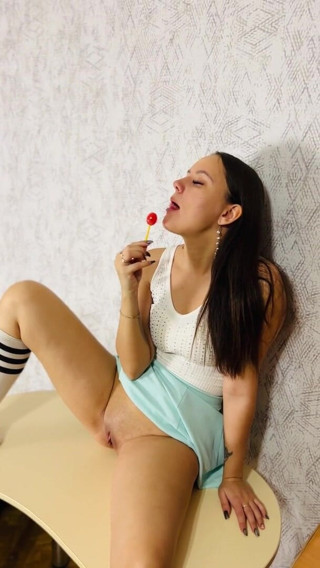 Caroline_Gray: I suck lollipops and masturbate my pussy with them
