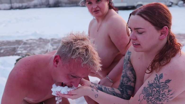 Bastet: Swingersi. Dwie Pary Małżeńskie Publicznie Bawią Się Nago Na Śniegu. Kobiety...