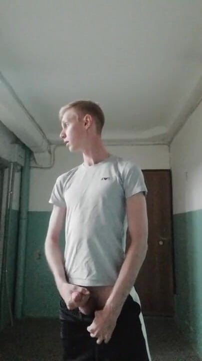 Dick Boys Studio: Girişte mastürbasyon yapmaya karar verdi