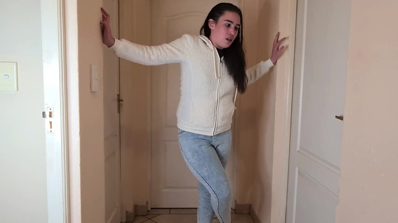 domslutfucker: Morena puta precisa desesperadamente mijar, mijando em seu jeans azul