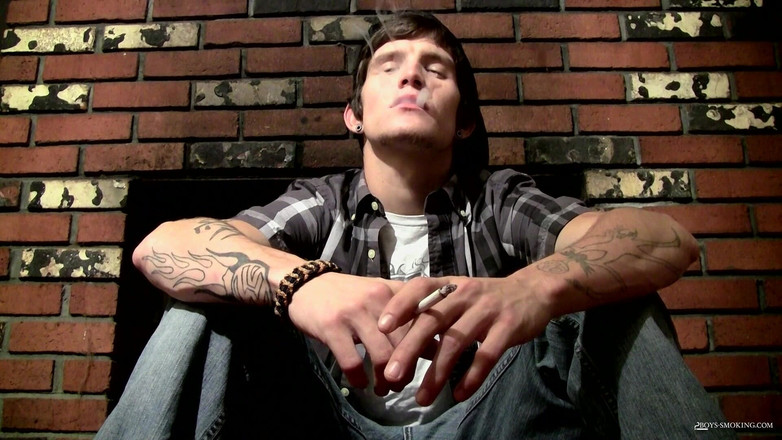 Boys Smoking: Lex Smokin bij de open haard