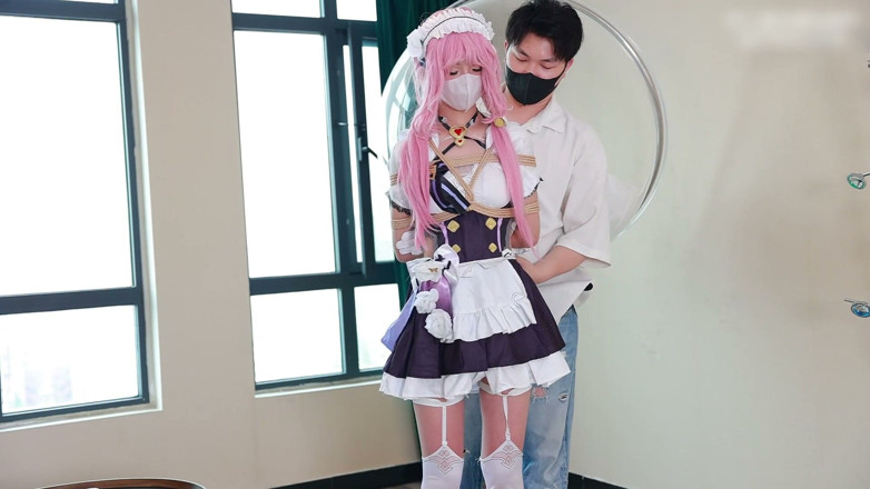 Asian bondage: Jue Se memerankan pacar bertelanjang kaki, terikat di kursi gantung,...