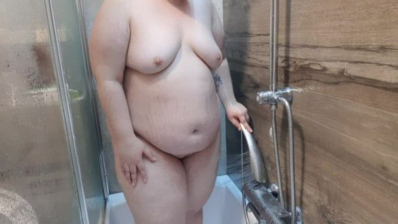 AssGives: Aku lagi asik mandi