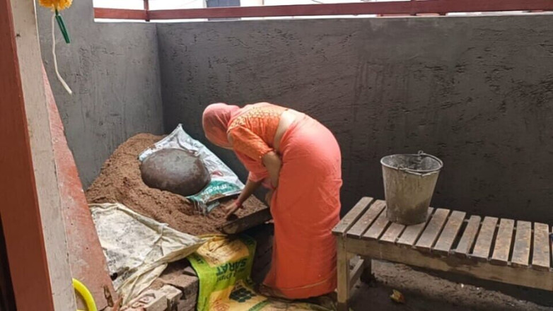 Pyaripooja22: Il proprietario fa sesso con la giovane cameriera nel pomeriggio