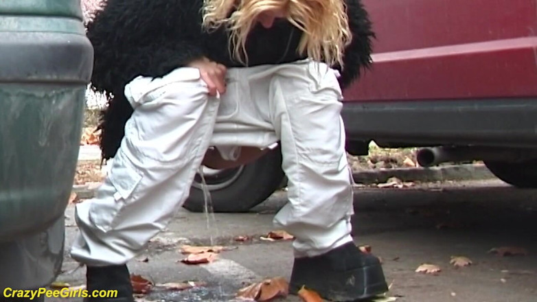 Crazy pee girls: Meisje plassend tussen de auto's