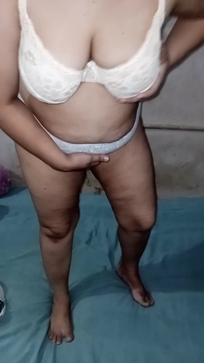 Yasmeen: 알몸의 시누이