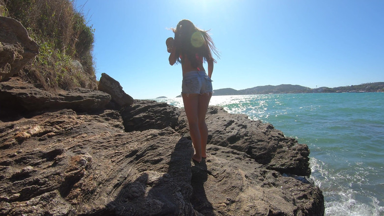 Candy Debby: Писать на пляже в 4K