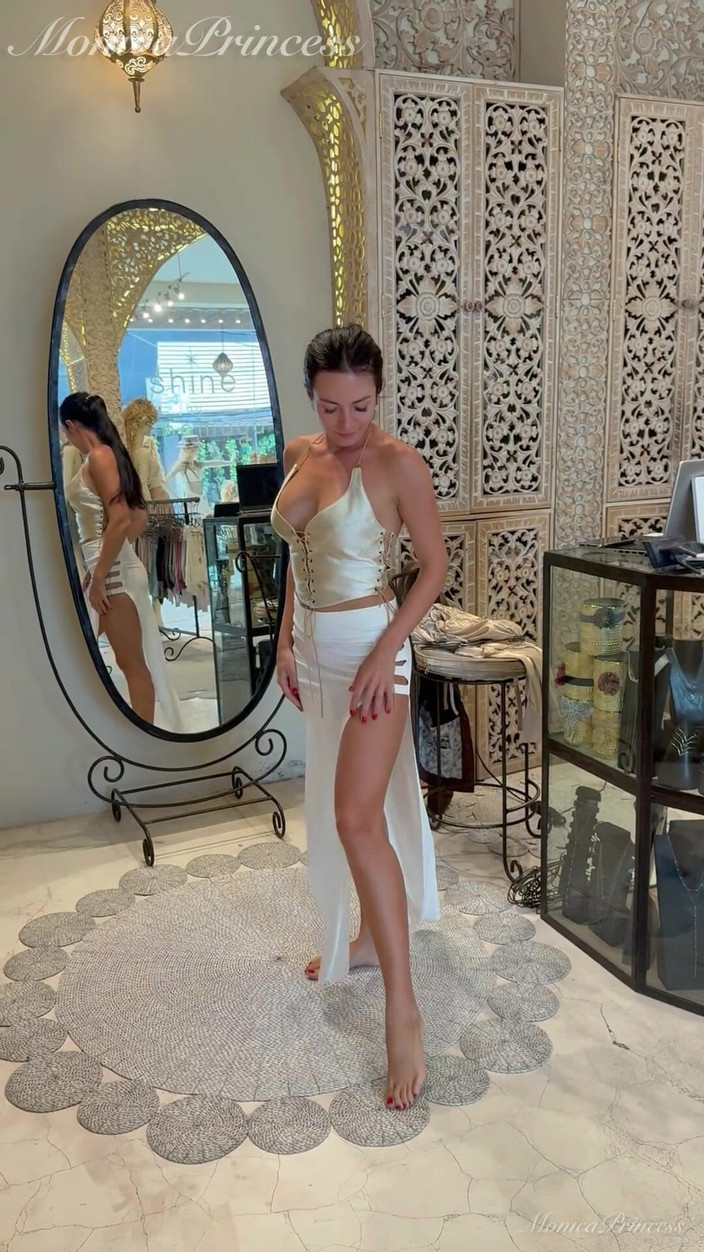Princess Monica: Des tenues balinaises sexy essayent dans une boutique